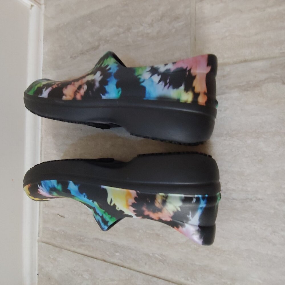 CROCS Womens Tie-Dye Black Slip-On Clogs - Picture 6 of 7